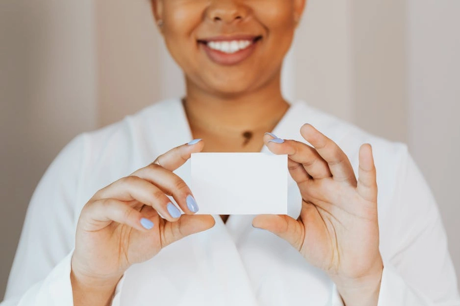Designer che presenta un nuovo logo e un'identità visiva su un monitor
